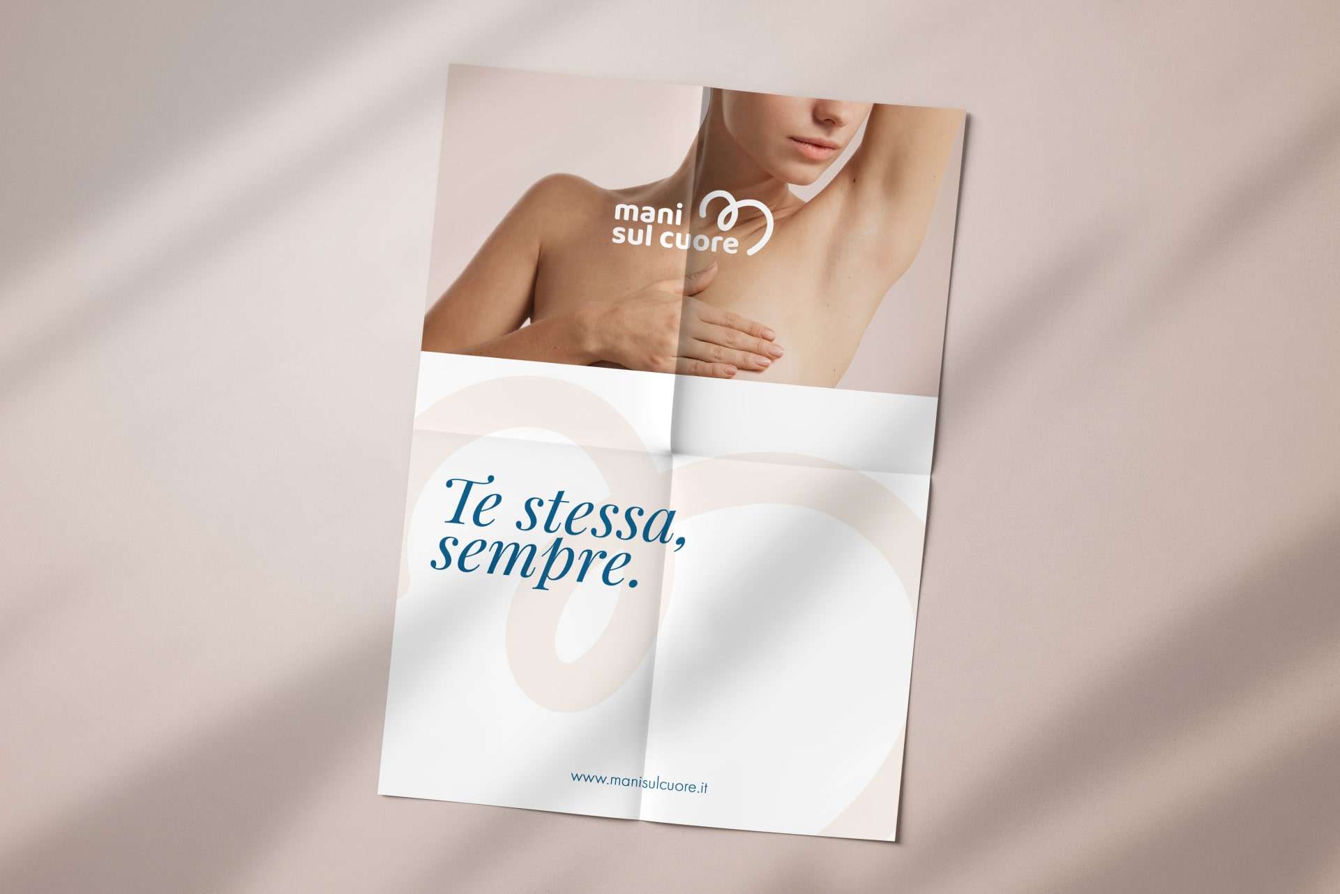 Mockup flyer Mani sul Cuore