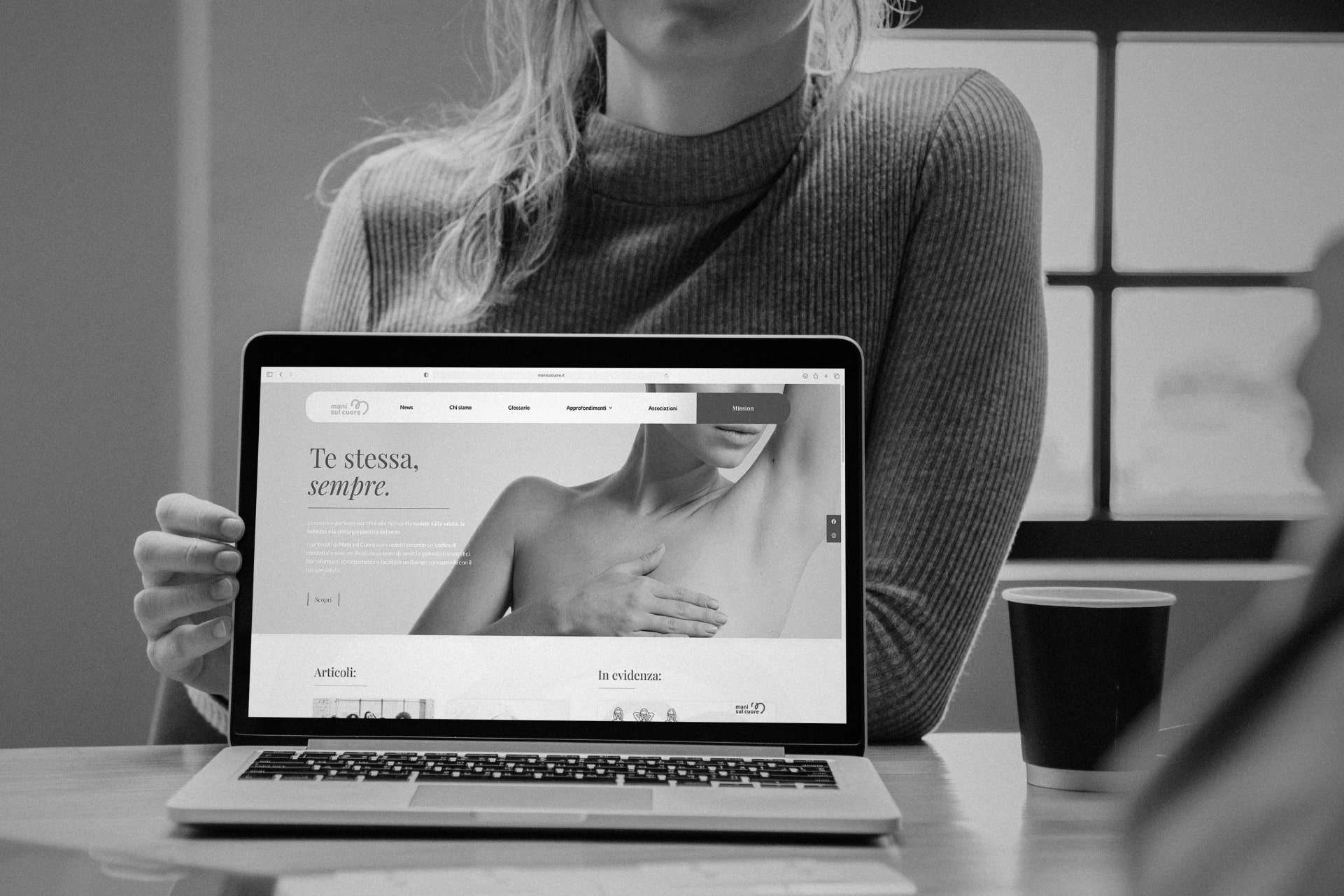 Mockup sito portatile bianco e nero Mani sul Cuore